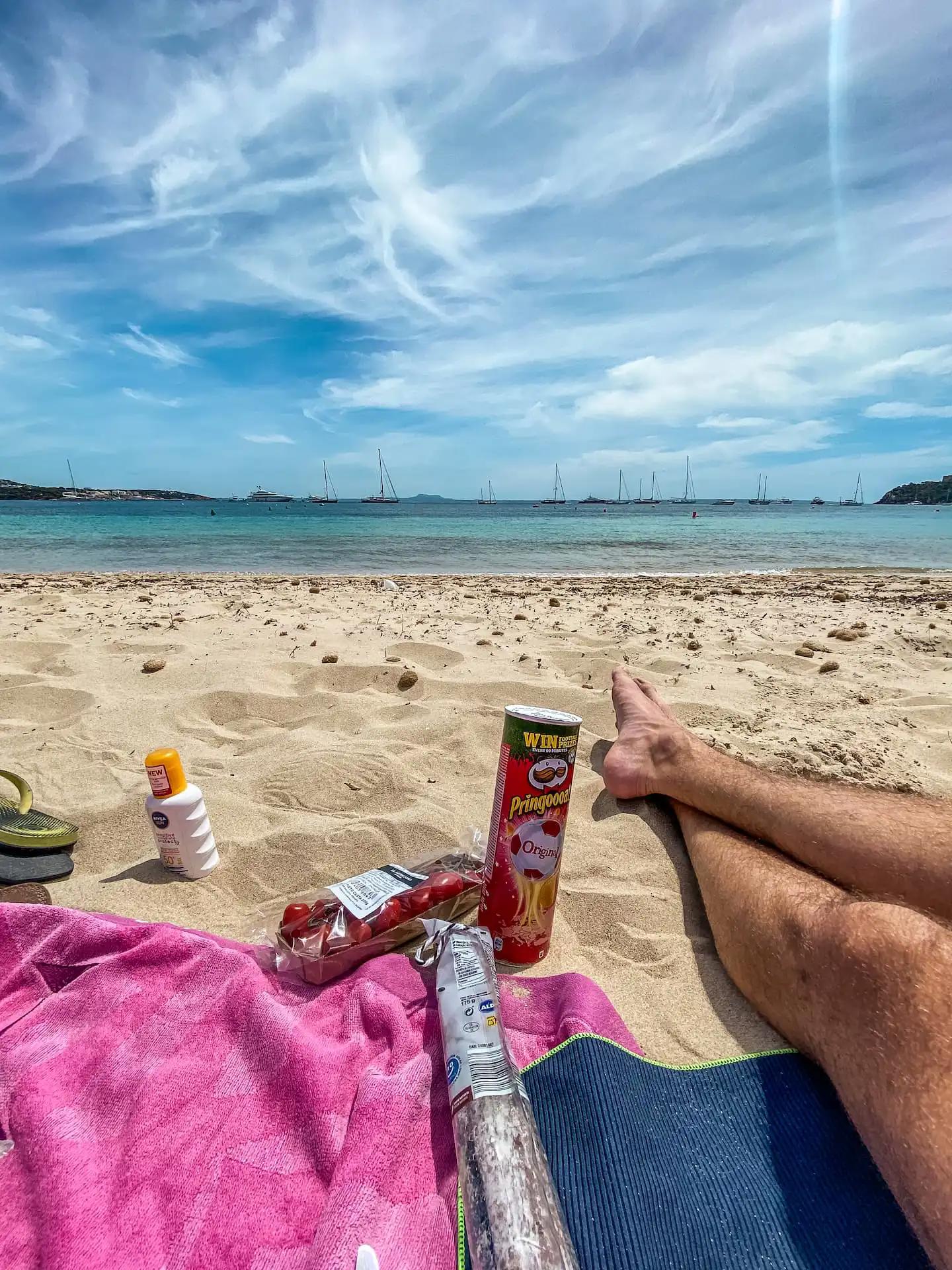 Pique-nique sur Palmanova Beach, plage d'eau turquoise et sable blanc
